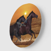 Paarden die op de oceaanzonsondergang lopen grote klok (Hoek)