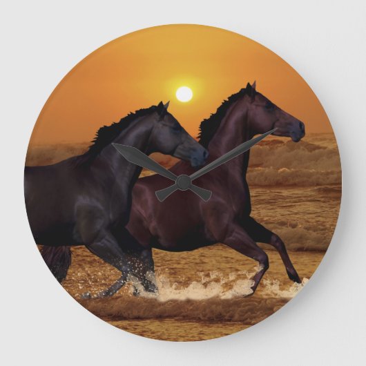 Paarden die op de oceaanzonsondergang lopen grote klok (Voorkant)