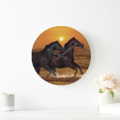 Paarden die op de oceaanzonsondergang lopen grote klok (Huis)