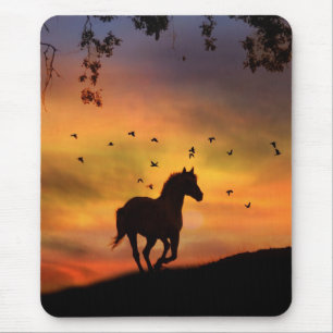 Paarden die op de zonsondergang lopen muismat