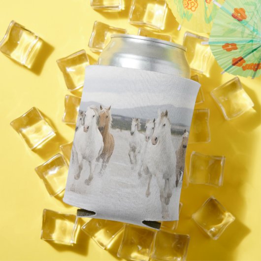 Paarden die op het strand lopen blikjeskoeler (Insitu Zomer)