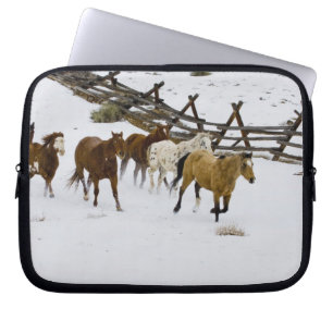 Paarden die op sneeuw lopen laptop sleeve