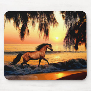 Paarden die op zonsonderstrand lopen muismat
