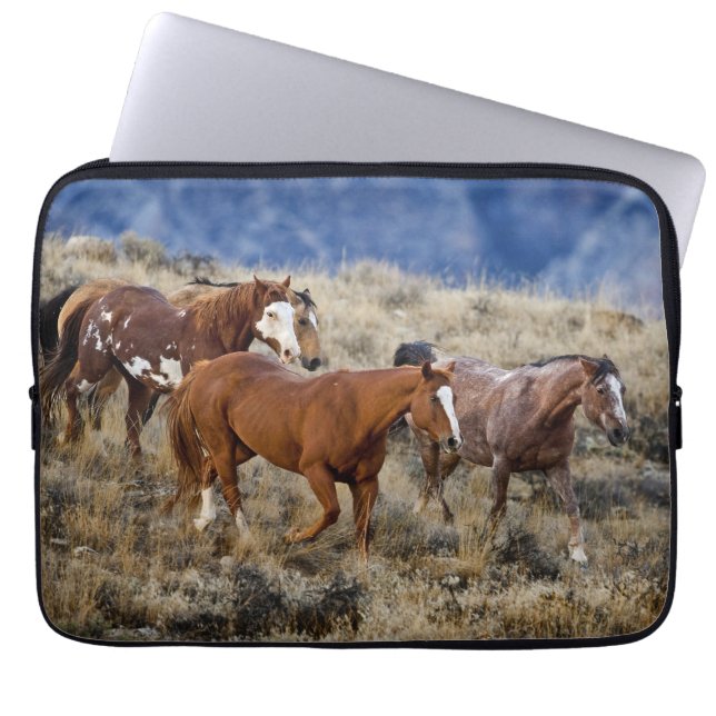Paarden die over de heuvels zwerven laptop sleeve (Voorkant)