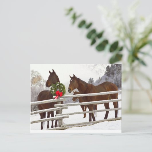 Paarden die over hek kijken in sneeuw feestdagenkaart (Staand voorkant)