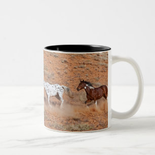 Paarden die rondlopen in Big Horn MT van Shell Wyo Tweekleurige Koffiemok