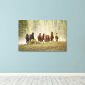 Paarden die tijdens de afronding een kleine heuvel canvas afdruk (Insitu (Houten vloer))