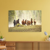 Paarden die tijdens de afronding een kleine heuvel canvas afdruk (Insitu (Woonkamer))