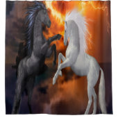 Paarden die vechten in een slecht bliksemstorm douchegordijn (Voorkant)