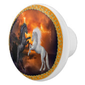 Paarden die vechten in een slecht bliksemstorm keramische knop (Rechts)