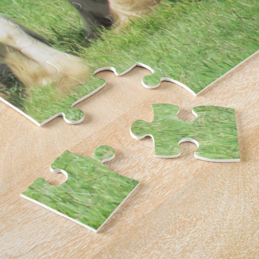 Paarden die zich in een veld voeden legpuzzel (Zijkant)