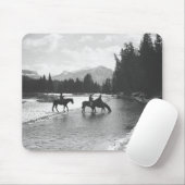 Paarden drink en passerende een rivier muismat (Met muis)