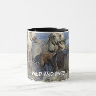 Paarden galopperen in het water mok