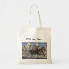 Paarden galopperen in het water tote bag