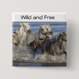 Paarden galopperen in het water vierkante button 5,1 cm
