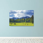 Paarden grazen in weiland nabij Whitefish; Canvas Afdruk (Insitu (Houten vloer))