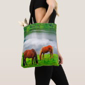 Paarden grazend weiland met een bosmeer tote bag (Dichtbij)