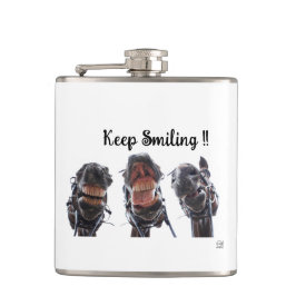 Paarden in de mond gekeken. 3 paarden lachend. heupfles