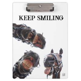 Paarden in de mond gekeken. 3 paarden lachend, hum klembord