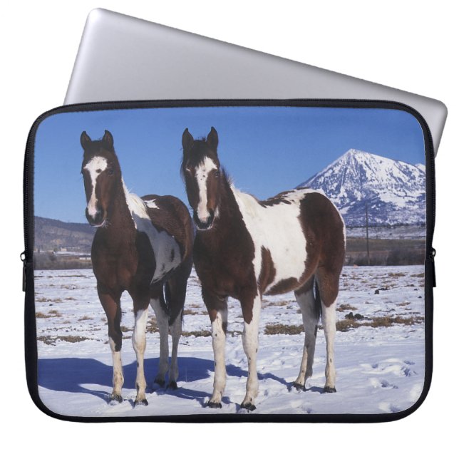 Paarden in de sneeuw laptop sleeve (Voorkant)