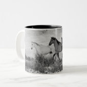 Paarden in de sneeuw - zwart en wit tweekleurige koffiemok (Voorkant links)
