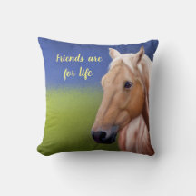 Paarden in een lullig groen veld op een zomerdag