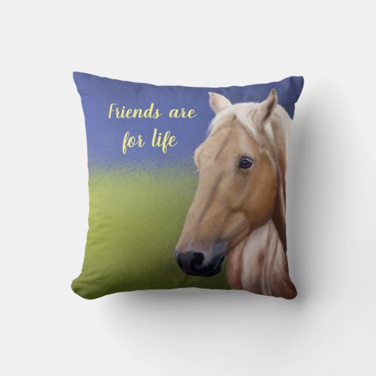 Paarden in een lullig groen veld op een zomerdag kussen (Voorkant)