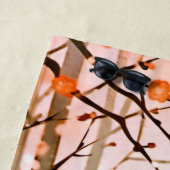 Paarden in een rood bos strandlaken (In situ)