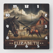 Paarden in een rustieke schuur onder bergwolken vierkante klok (Voorkant)