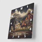 Paarden in een rustieke schuur onder bergwolken vierkante klok (Hoek)