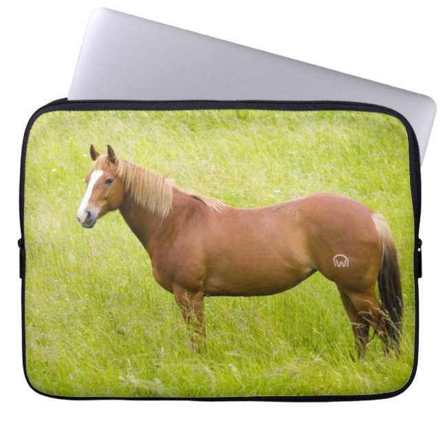 Paarden in voorjaarsveld laptop sleeve (Voorkant)