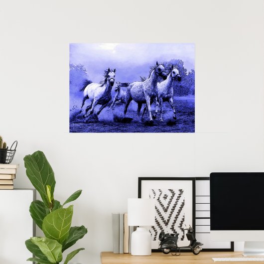 Paarden lopen in een blauw nachtkunstwerk poster (Thuiskantoor)