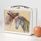 Paarden met een metalen doos met bloemen (In situ)