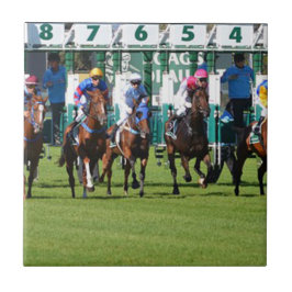 Paarden met paardenraces die de poort verlaten tegeltje