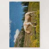 Paarden op grassen in een alpiene weide in de zome legpuzzel (Verticaal)