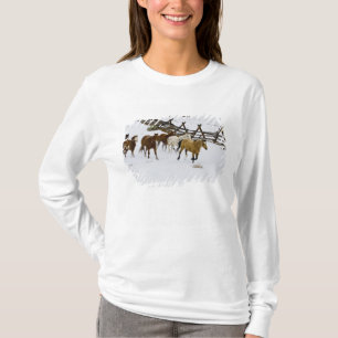 Paarden rennen in de sneeuw t-shirt