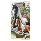 Paarden rusten tussen levendige bloemen en groen klembord (Links)