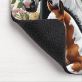 Paarden rusten tussen levendige bloemen en groen muismat (Hoek)