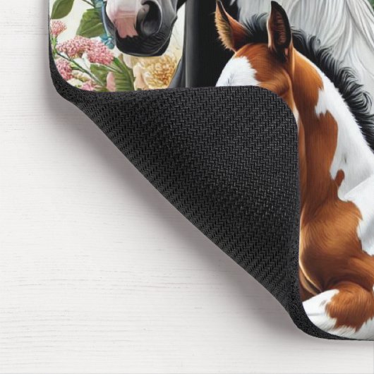 Paarden rusten tussen levendige bloemen en groen muismat (Hoek)