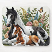 Paarden rusten tussen levendige bloemen en groen muismat (Voorkant)
