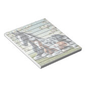 Paarden rusten tussen levendige bloemen en groen notitieblok (Schuin)