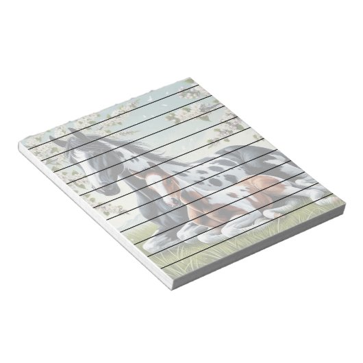 Paarden rusten tussen levendige bloemen en groen notitieblok (Schuin)