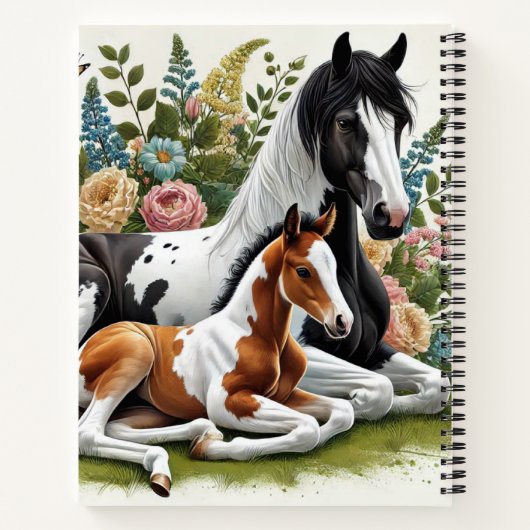 Paarden rusten tussen levendige bloemen en groen notitieboek (Achterkant)
