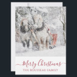 Paarden tijdens de wintervakantie met kerst kaart<br><div class="desc">Serene paarden die slee trekken in de wintersneeuw kerstvakantie-wenskaart. Vrolijk kerstfeest op scripttypografie.</div>