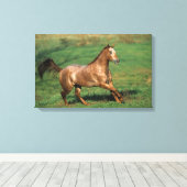 Paarden van Appaloosa die in Grassy Field lopen Canvas Afdruk (Insitu (Houten vloer))