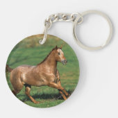 Paarden van Appaloosa die in Grassy Field lopen Sleutelhanger (Achterkant)