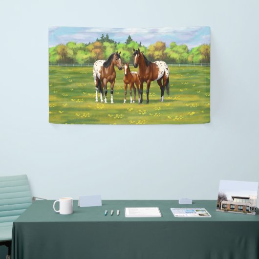 Paarden van de bruine baai Appaloosa in de zomerpe Spandoek (Beurs)