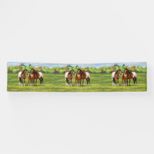 Paarden van de bruine baai Appaloosa in de zomerpe Spandoek