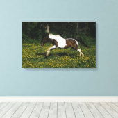 Paarden van verf die in het veld Bloemen lopen Canvas Afdruk (Insitu (Houten vloer))