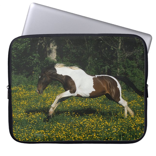 Paarden van verf die in het veld Bloemen lopen Laptop Sleeve (Voorkant)